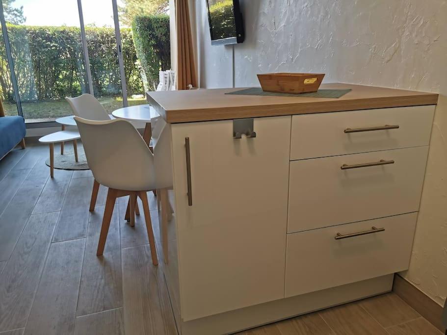 Appartement Acces Direct A La Plage Bernieres-sur-Mer Luaran gambar