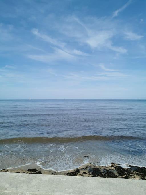 Appartement Acces Direct A La Plage Bernieres-sur-Mer Luaran gambar