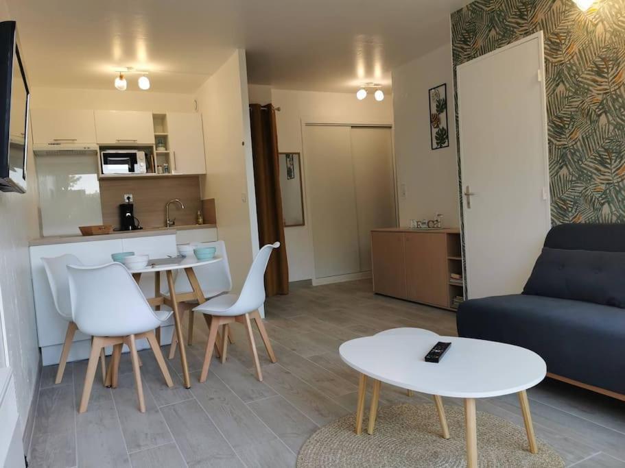 Appartement Acces Direct A La Plage Bernieres-sur-Mer Luaran gambar